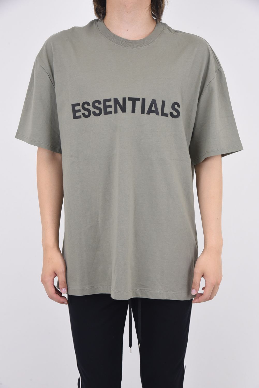 FOG エッセンシャルズ フロント カーキロゴ 半袖 Tシャツ カーキ XL