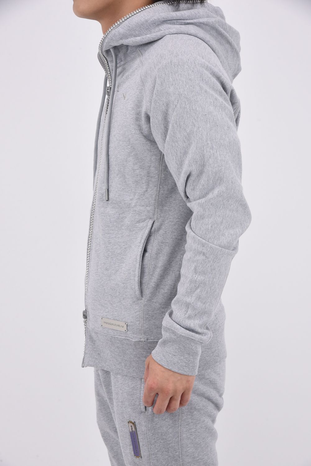 【25AW】 GLITTER ZIP + PLATE HOODIE / シルバーロゴプレートスウェットパーカー (グレー)