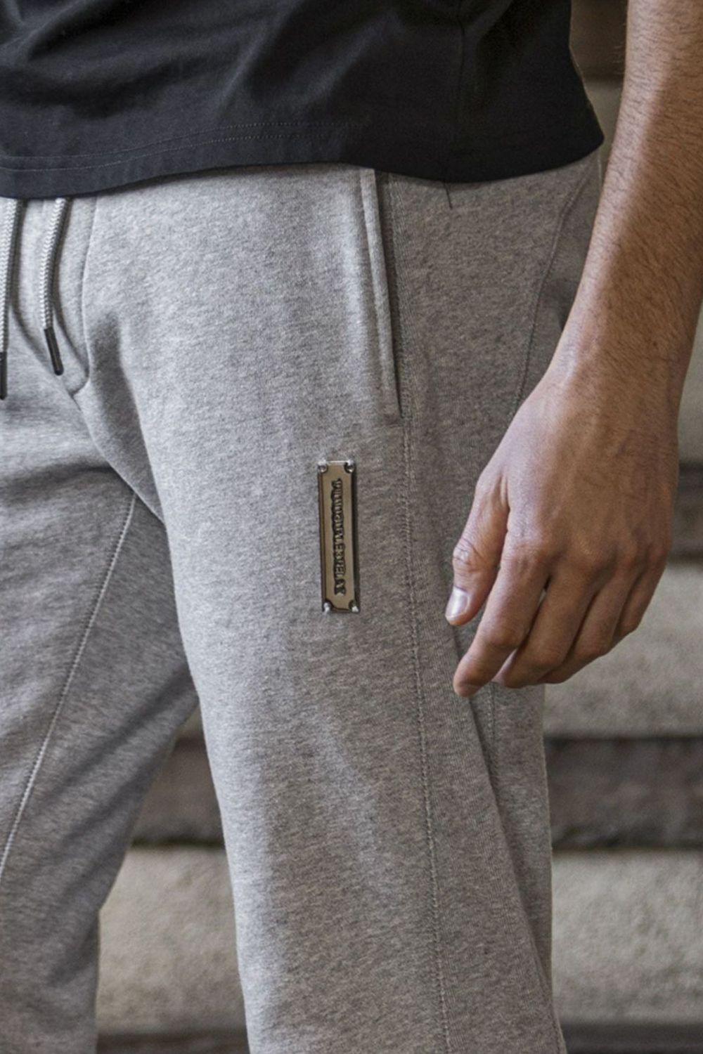 GLITTER ZIP + PLATE JOGGER PANTS / シルバーロゴプレートスウェットロングパンツ (グレー） (9月中旬入荷予定)