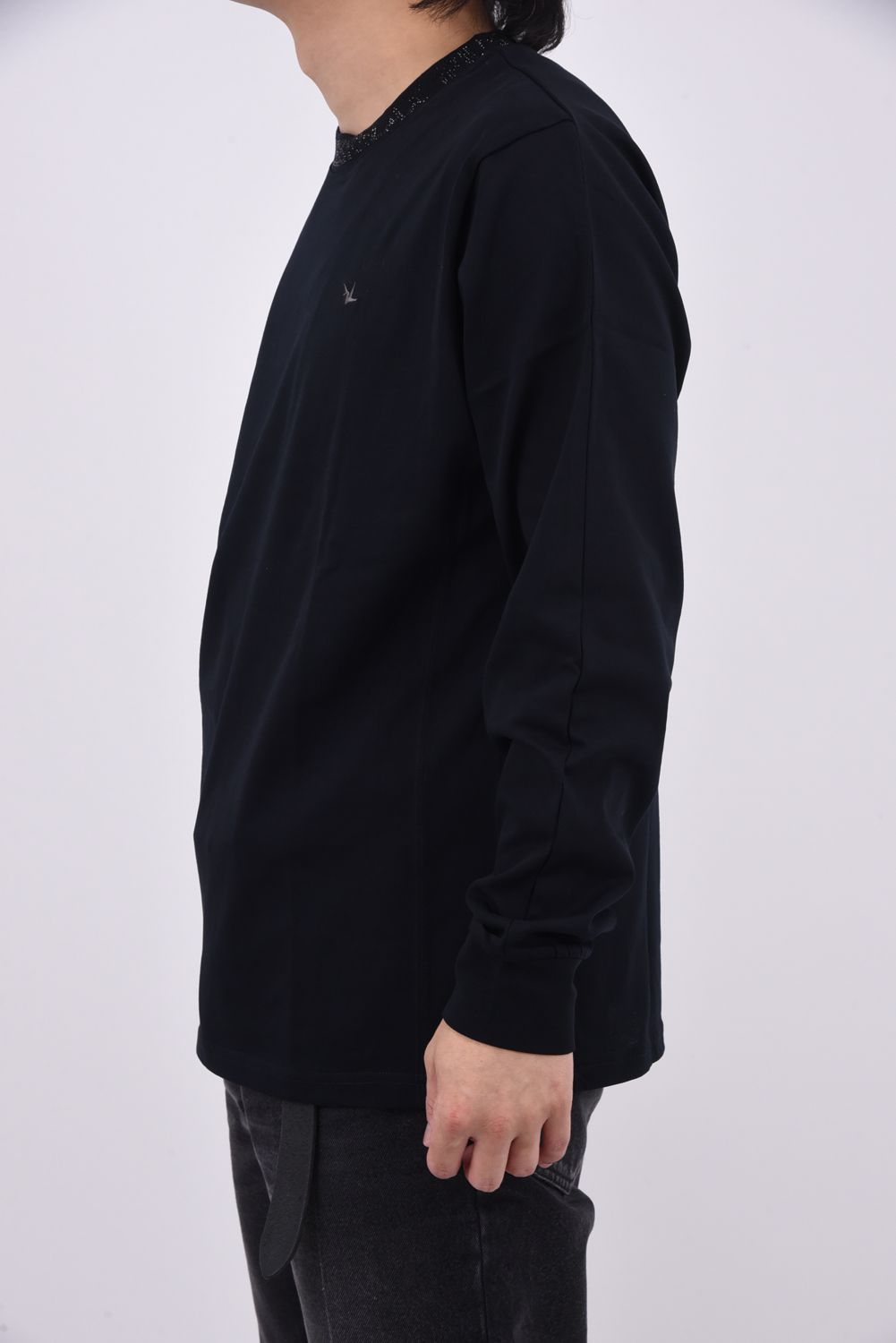 【25AW】 RHINESTONE COLLAR LONG T-SHIRT / ラインストーンネックロゴ ロングスリーブ Tシャツ (ブラック)