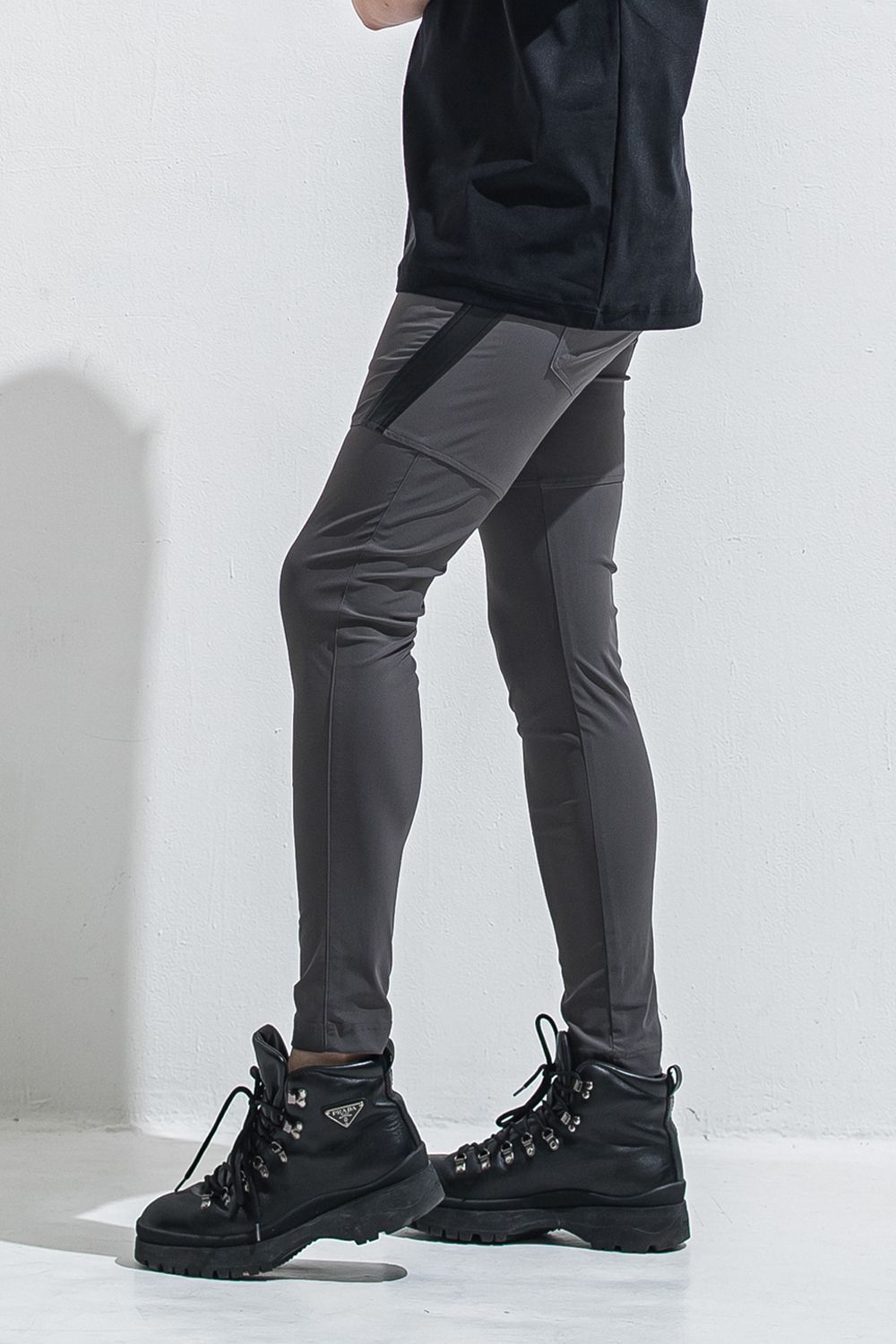 TYLER NYLON PANTS / ストレッチナイロン サイドライン タイトテーパード イージーパンツ (チャコール) (5月中旬頃入荷予定) ※オーダー締切:2月15日(日)18時