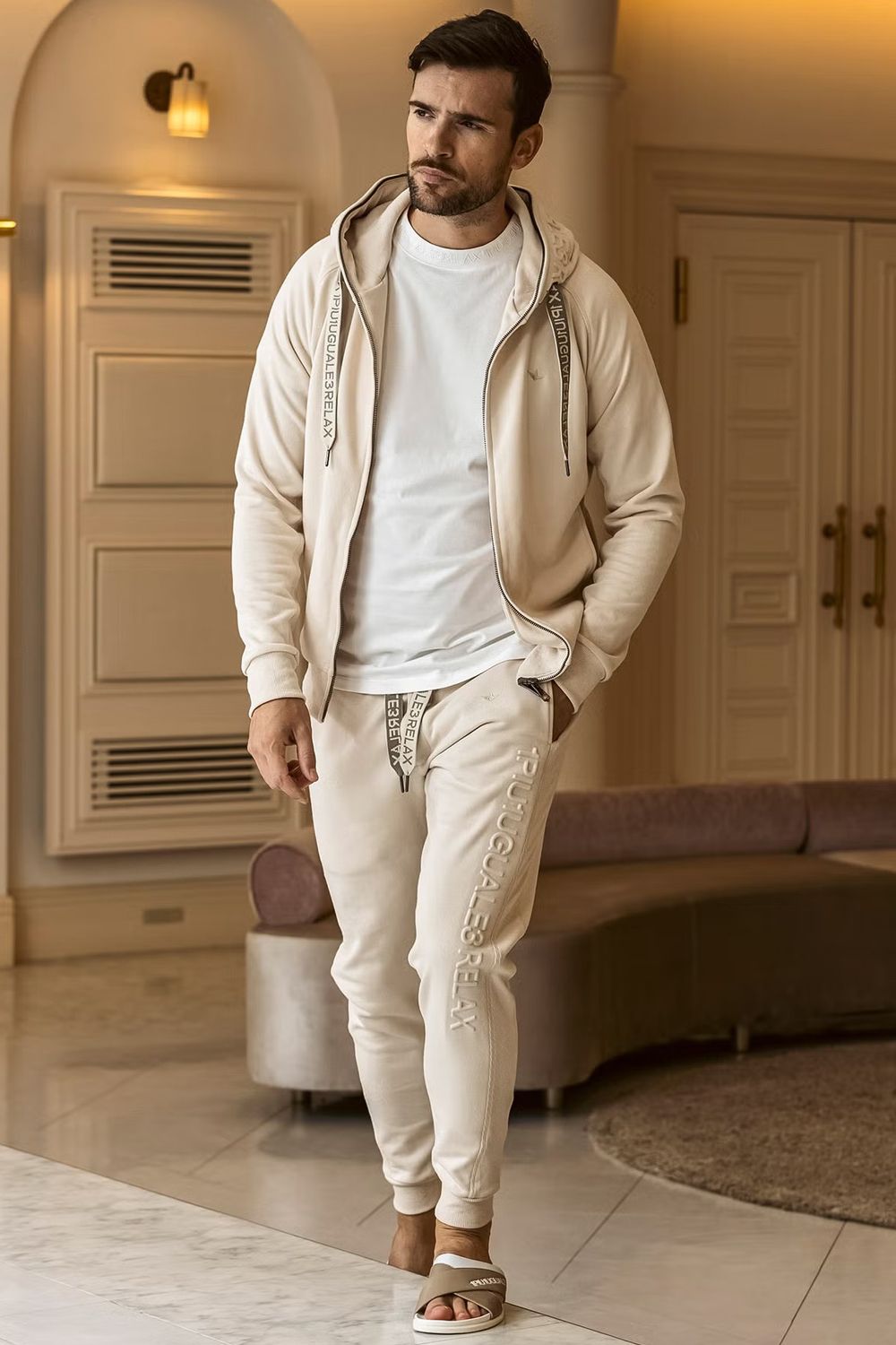 【26SS】 EMBOSSED LOGO JOGGER PANTS / エンボスロゴ ジョガーパンツ (ベージュ)