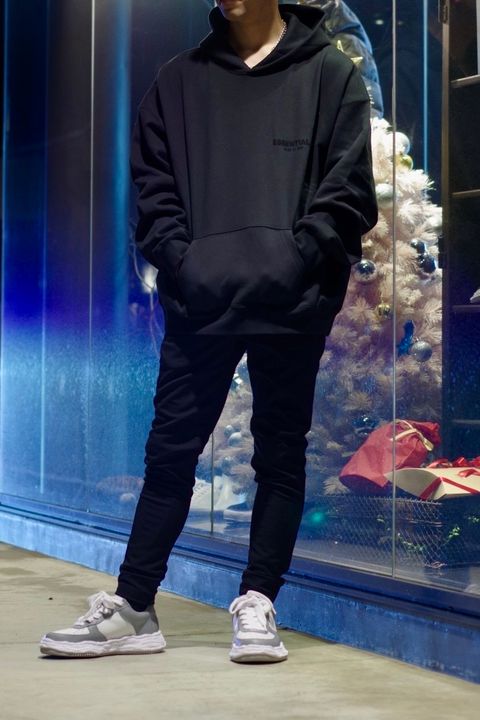 【FOG ESSENTIALS】 さりげないバックロゴパーカーが目を惹くSTYLE