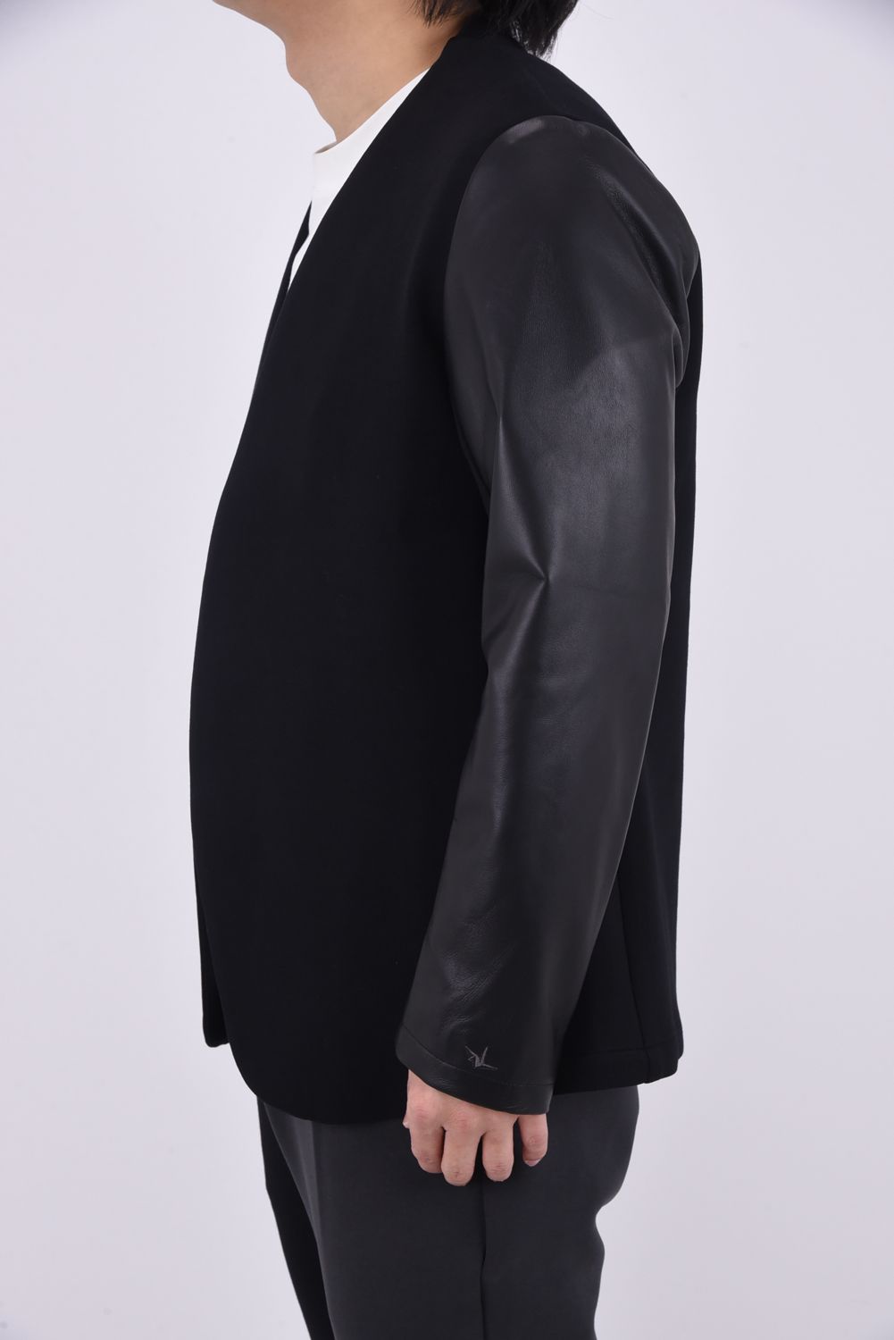SLEEVE LEATHER COLLARLESS JACKET / レザースリーブ ノーカラー ジャケット (ブラック)
