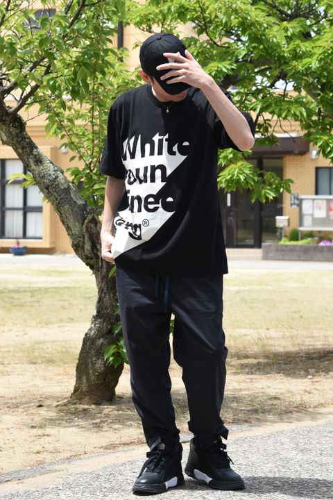 【White Mountaineering】定番のクロップドパンツを使用したカジュアルスタイル