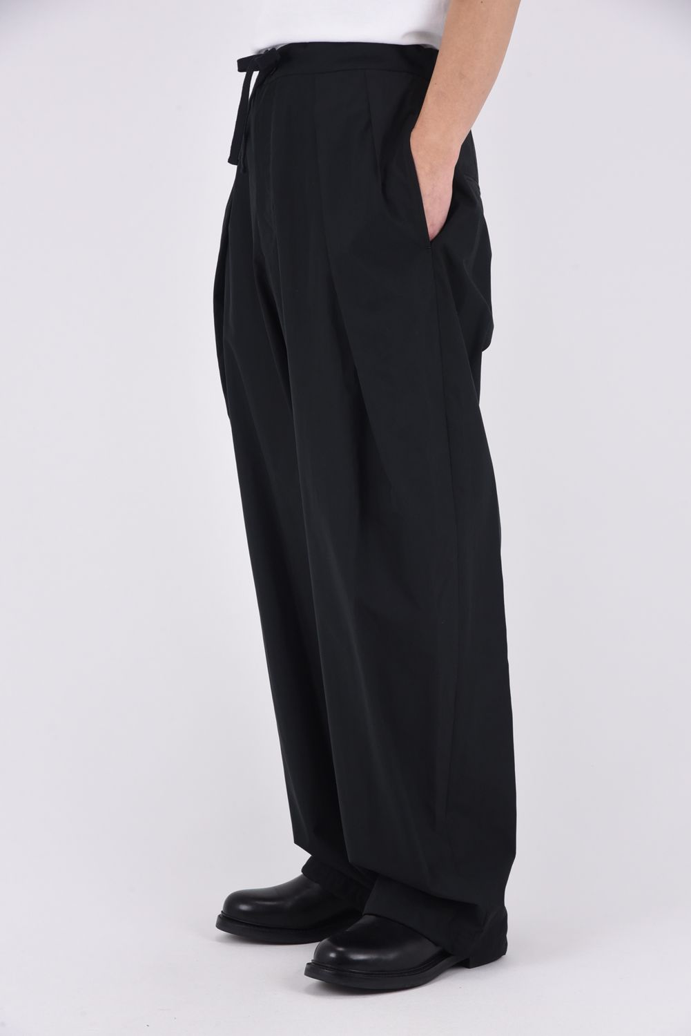 DRAWSTRING WIDE TROUSERS / ドローストリング ワイドパンツ (ブラック）