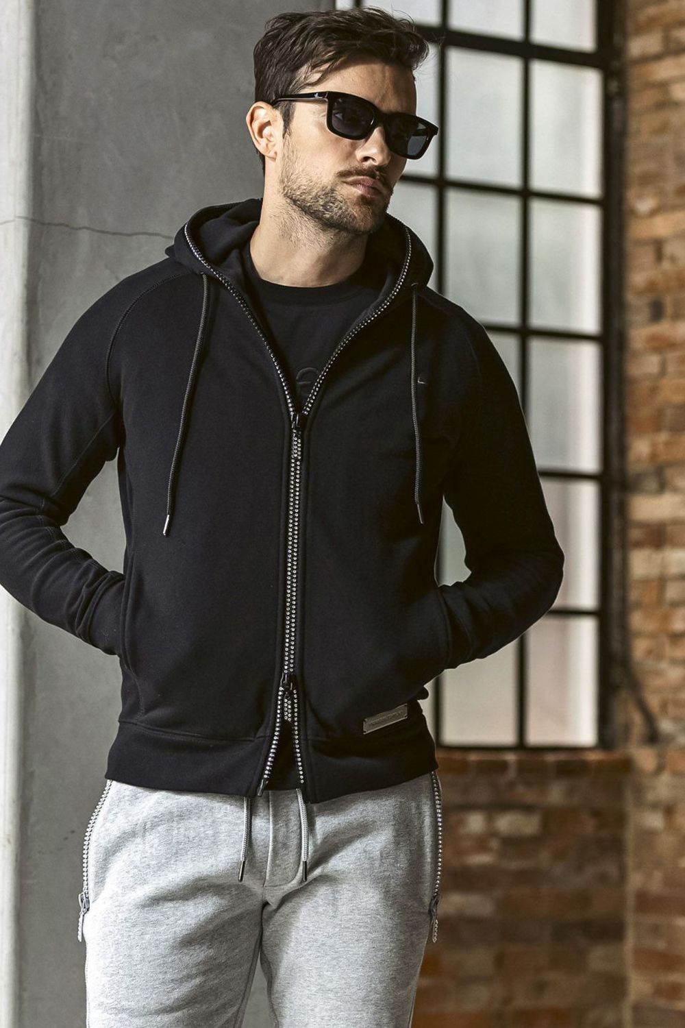 GLITTER ZIP + PLATE HOODIE / シルバーロゴプレートスウェットパーカー (ブラック) (9月上旬入荷予定)