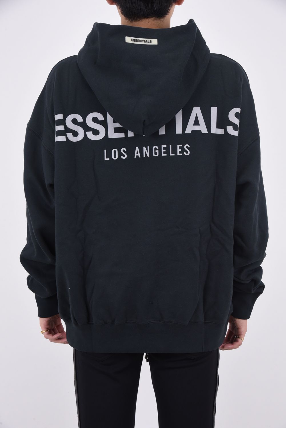 FOG ESSENTIALS - 《LA限定》 FOG ESSENTIALS LA RLCT LOGO HOODIE / リフレクタープリント 裏起毛  袖ロゴ プルオーバーパーカー グレー | gossip