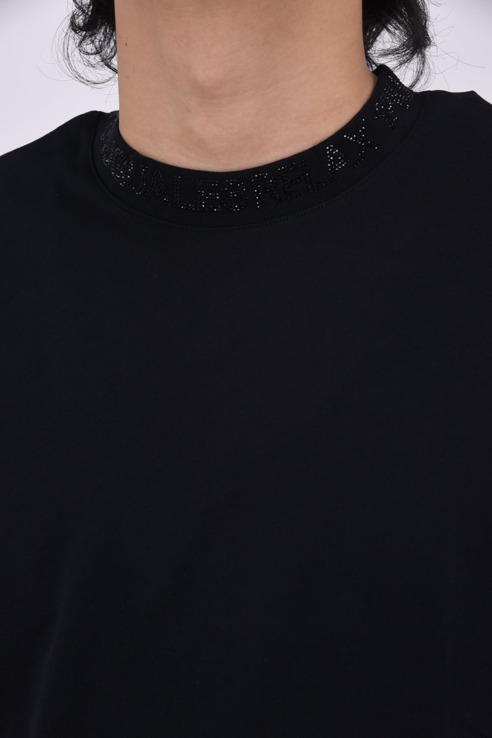 【25AW】 RHINESTONE COLLAR T-SHIRT / ラインストーンネックロゴ Tシャツ (ブラック)