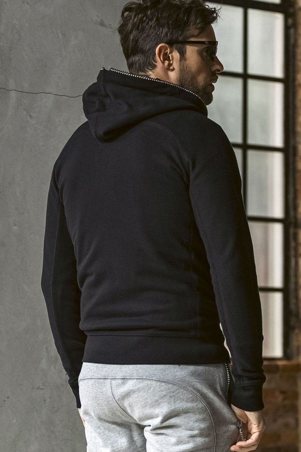 GLITTER ZIP + PLATE HOODIE / シルバーロゴプレートスウェットパーカー (ブラック) (9月上旬入荷予定)