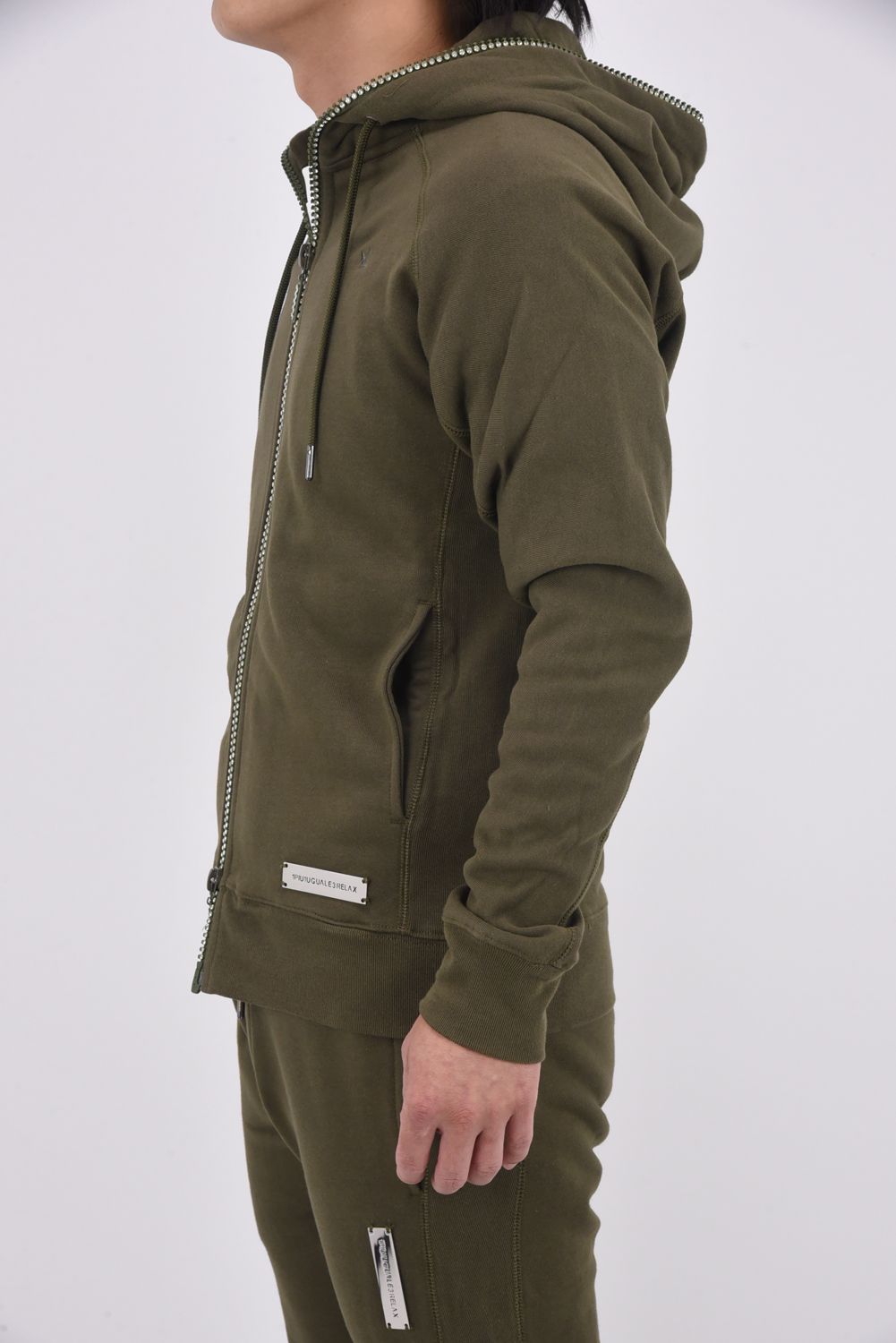 【25AW】 GLITTER ZIP + PLATE HOODIE / シルバーロゴプレートスウェットパーカー (カーキ)
