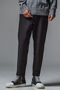 【STAFF RECOMMENDED ITEM】 PAT WIDE EASY PANTS / ストレッチツイル ウェビングベルト付き イージースラックス ブラックウール
