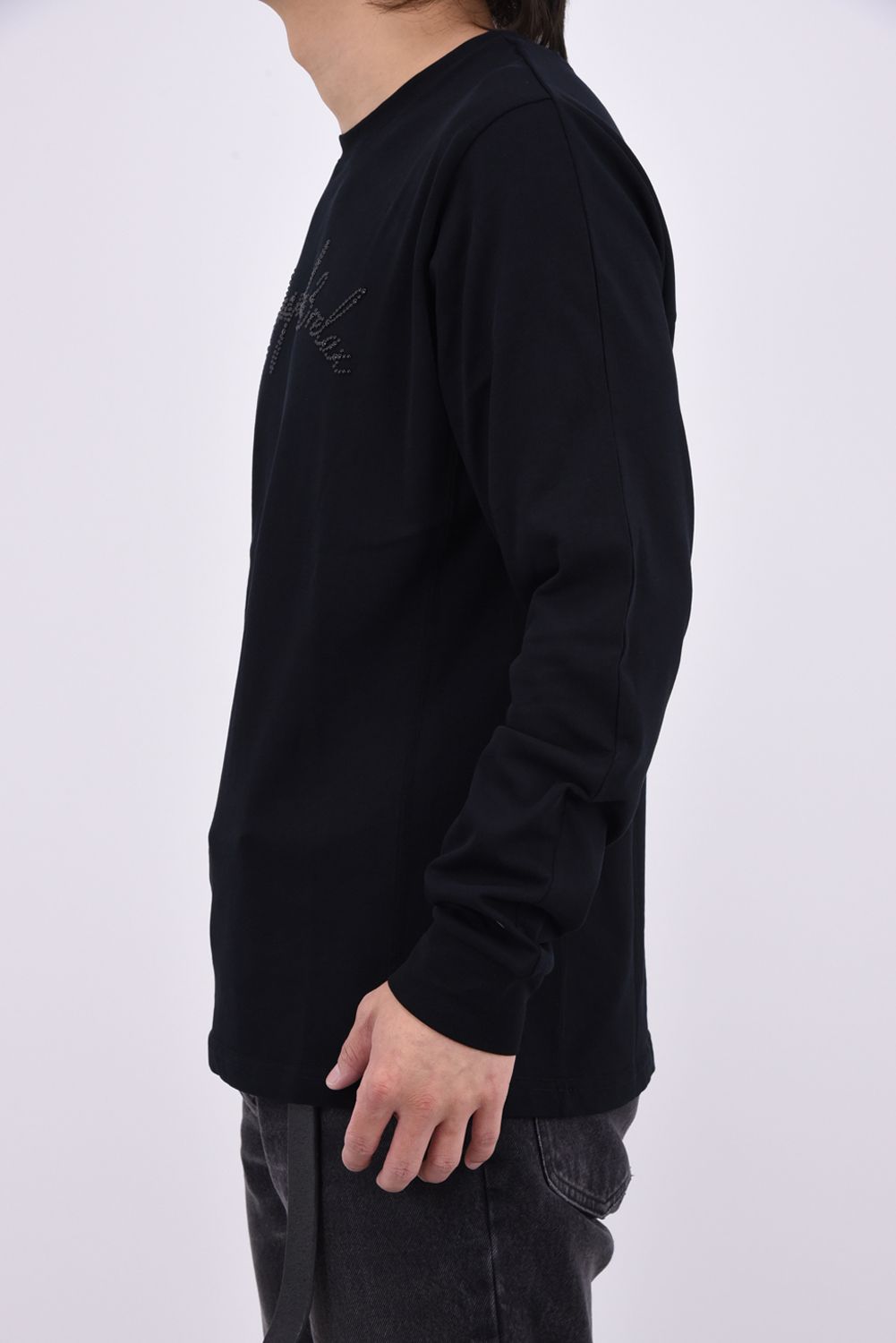 【26AW】 SCRIPT LOGO HOTFIX STUDS L/S T-SHIRT / スクリプトロゴ ホットフィックス スタッズ ロングスリーブ Tシャツ (ブラック)