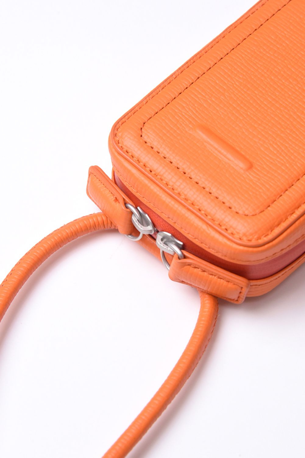 STRAPPED-ACCESSORY-MICROBAG / ストラップ付き MagSafe対応 ショルダーマイクロバッグ (キャロットオレンジ)