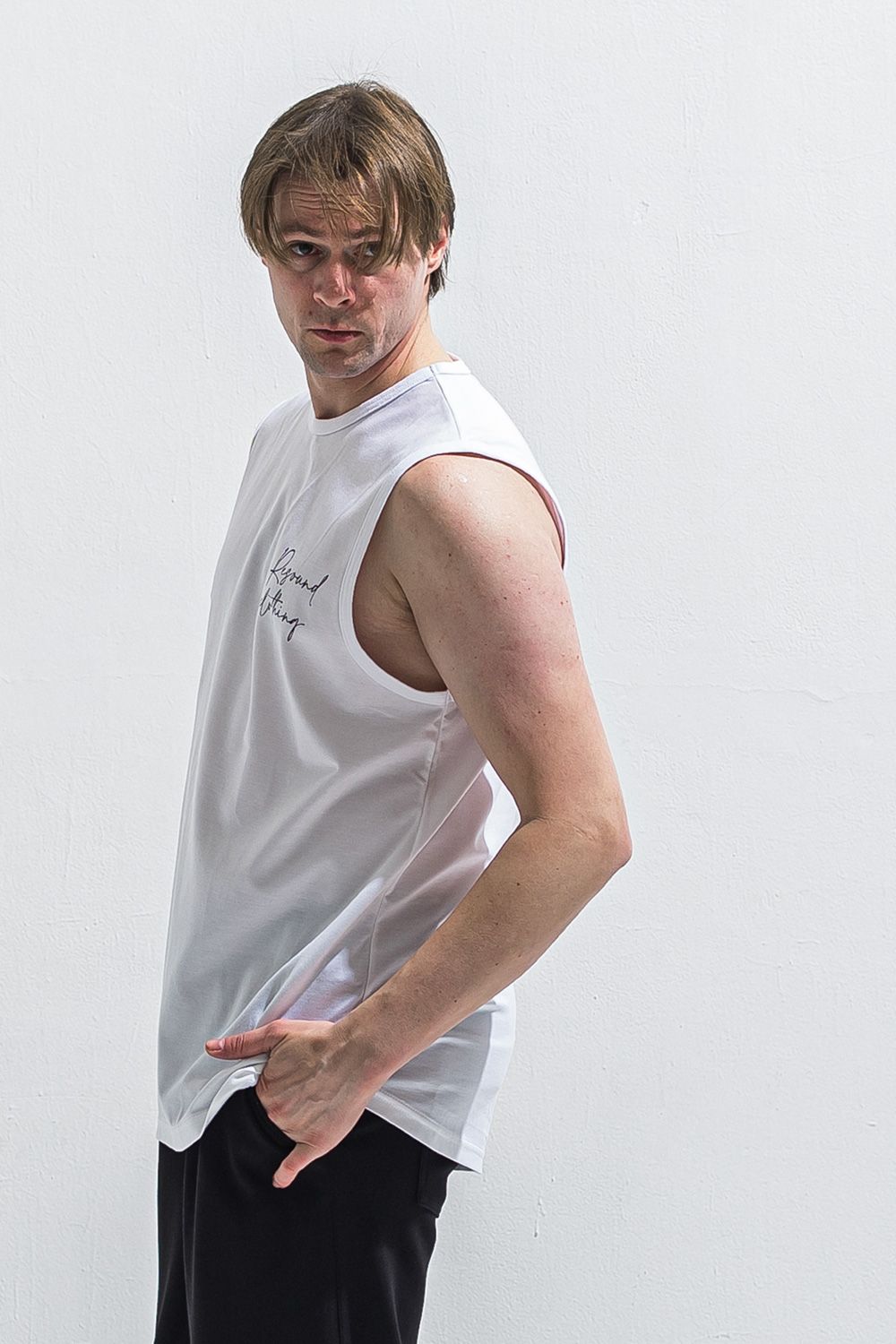 OVER NO SLEEVE / カリグラフィーロゴ オーバーサイズ ノースリーブ （ホワイト） (6月上旬入荷予定) ※オーダー締切:2月15日(日)18時