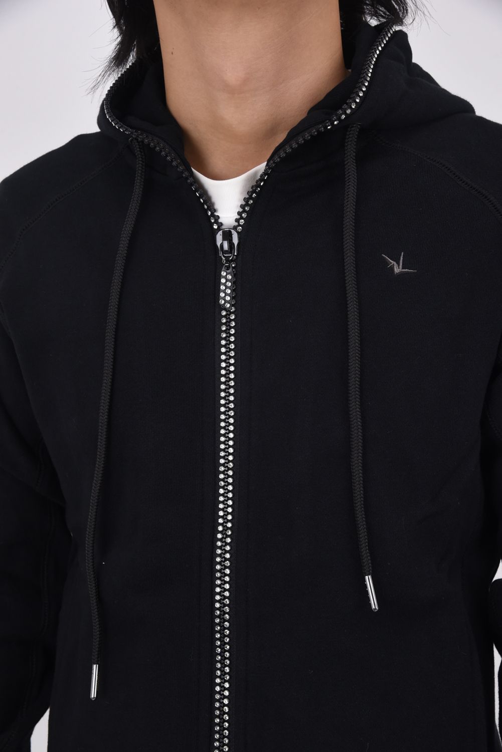 【25AW】 GLITTER ZIP + PLATE HOODIE / シルバーロゴプレートスウェットパーカー (ブラック)
