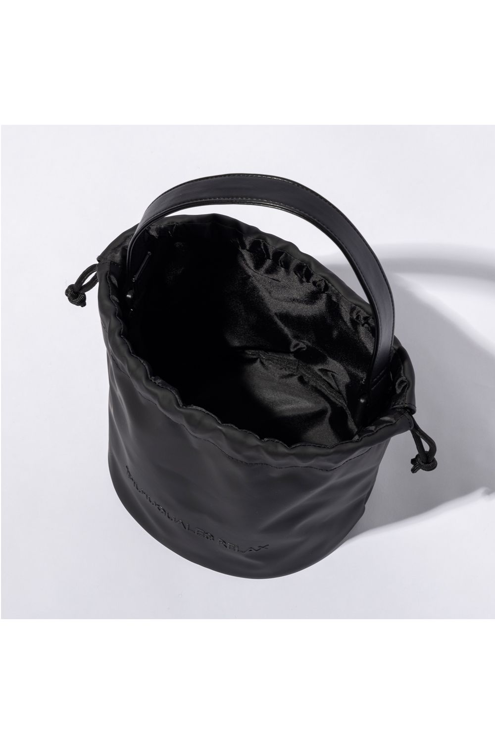 MATTE DRAWSTRING BAG / フェイクマットレザー ブランドロゴ 巾着バッグ (ブラック)