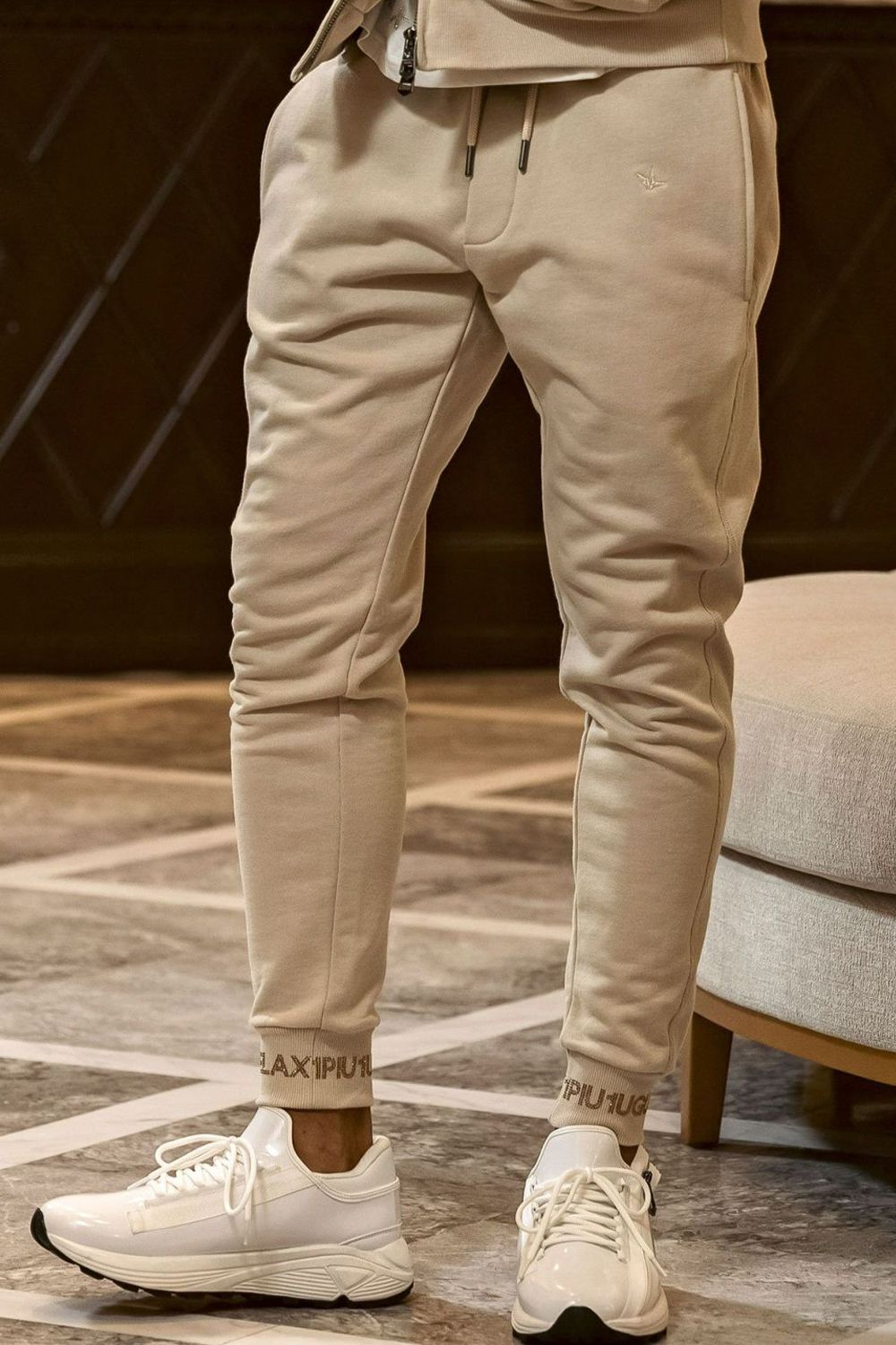 【1PIU1UGUALE3 RELAX】ラインストーンヘムロゴススエットパンツ 1PIU1UGUALE3 RELAX - JOGGER PANTS WITH RHINESTONE CUFFS