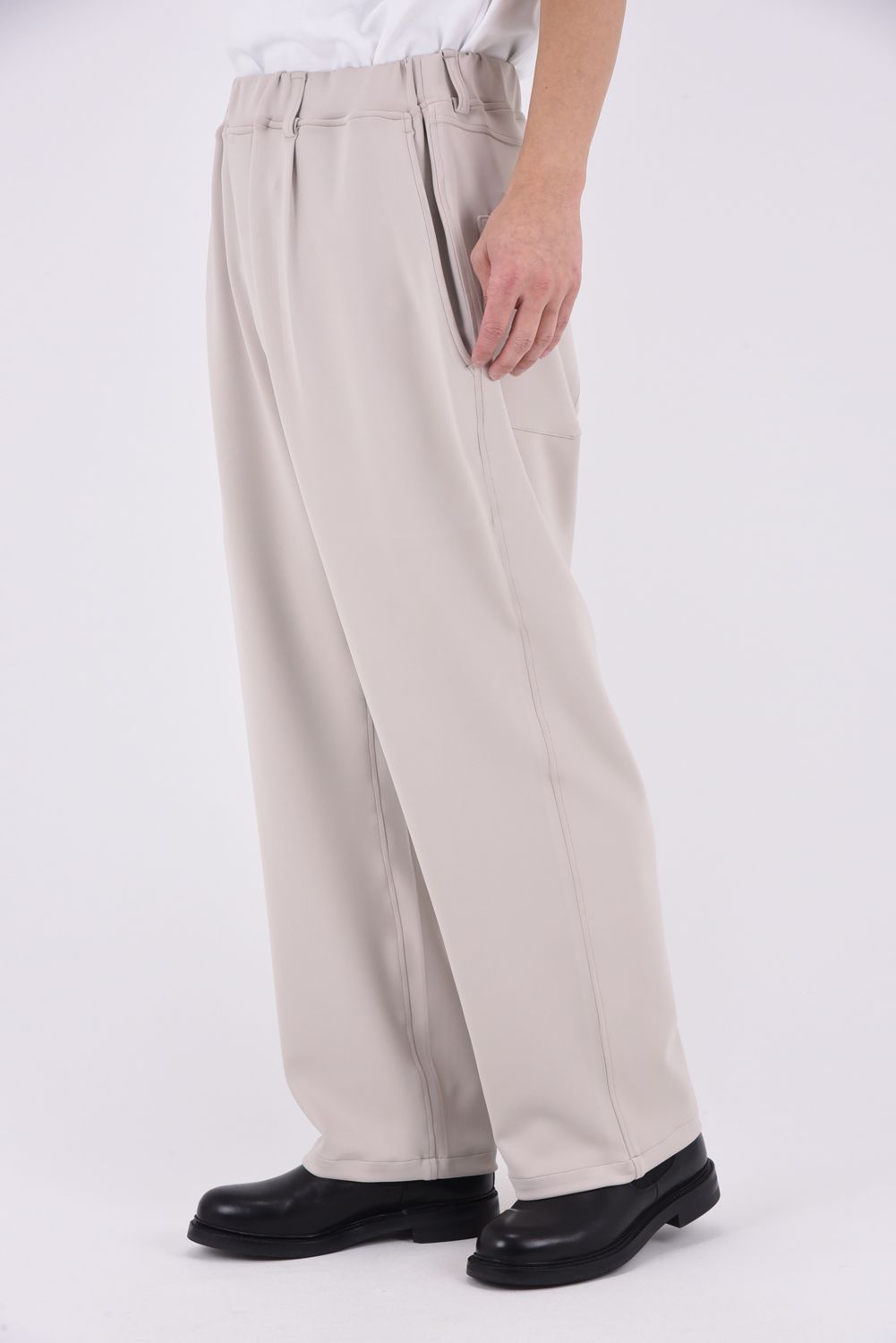 EMILIO DB WIDE PANTS / ダンボール素材 接触冷感 エコレザーコインポケット スラックス型イージーワイドパンツ (グレージュ)