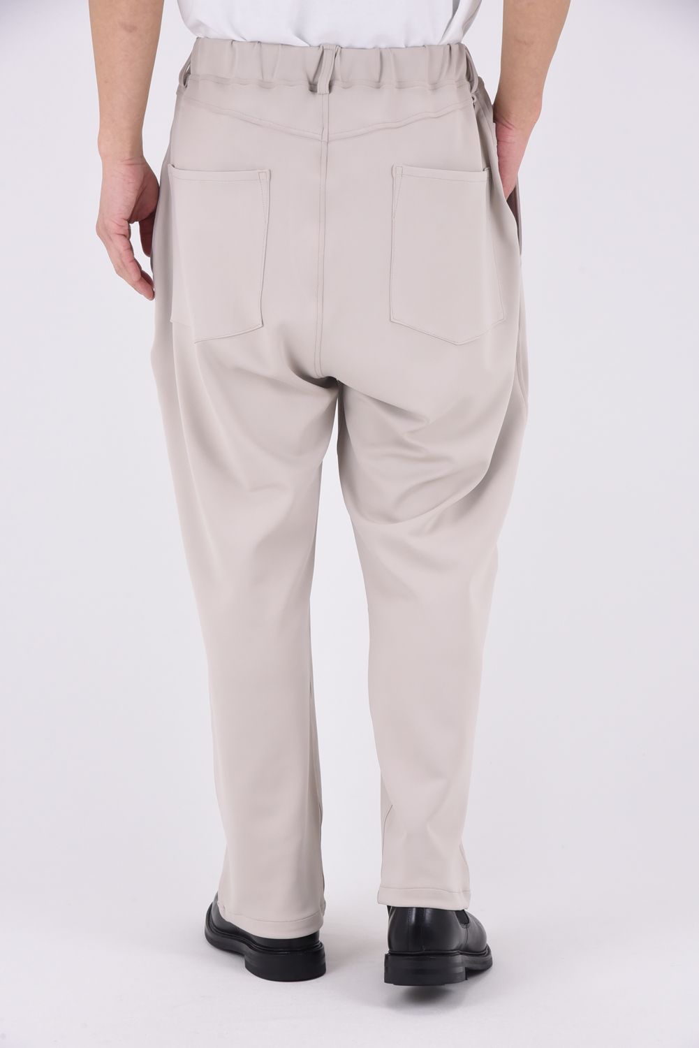 EMILIO DB WIDE PANTS / ダンボール素材 接触冷感 エコレザーコインポケット スラックス型イージーワイドパンツ (グレージュ)
