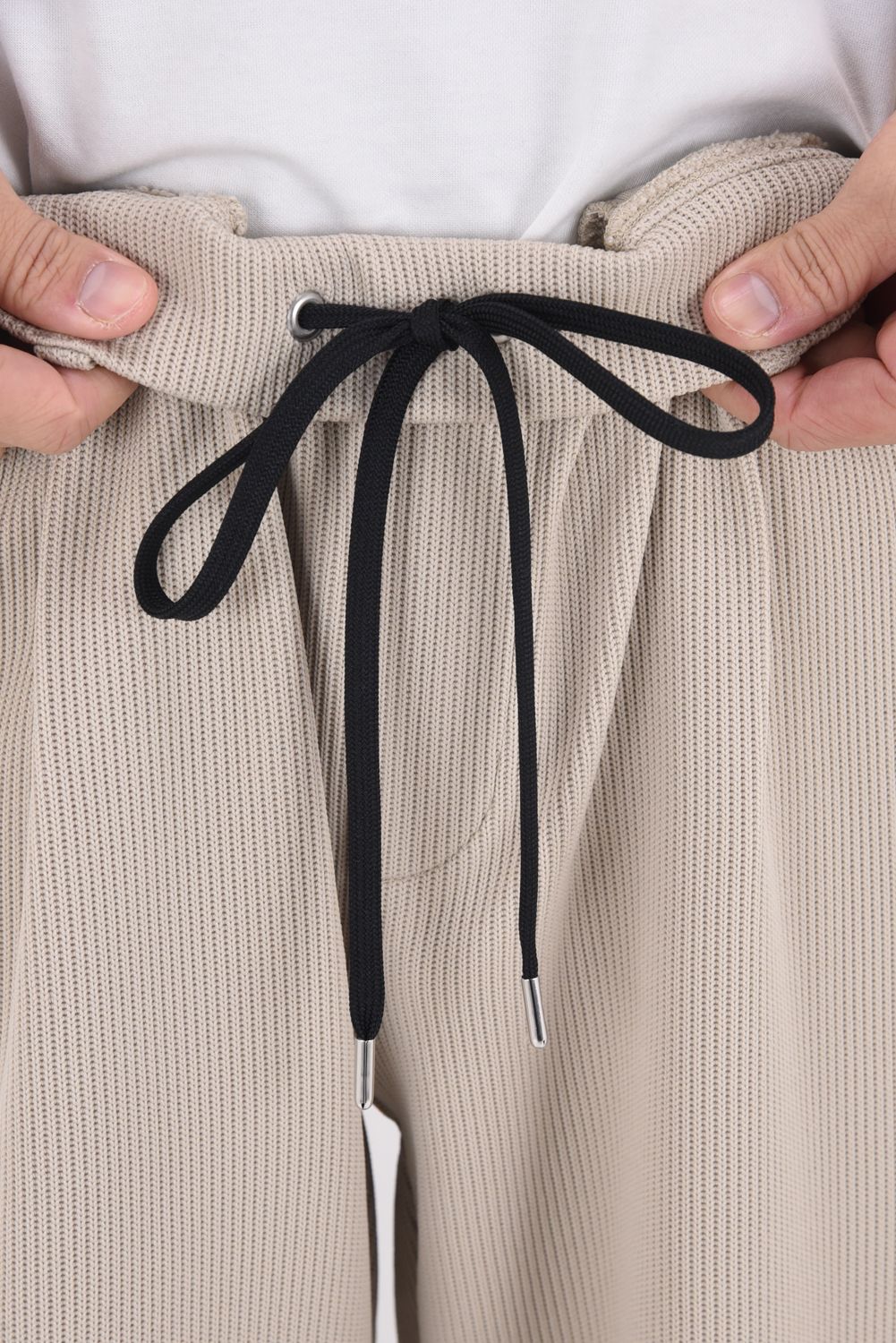 【26SS 39th】 AZE WIDE TUCK PANTS / 畔編みニット生地 セミワイドシルエット イージータックパンツ (グレージュ)