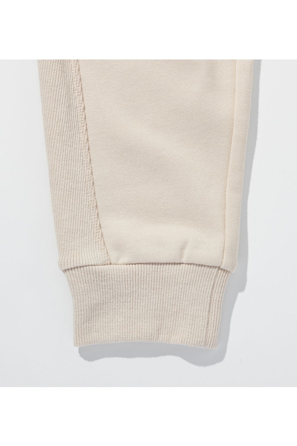 【26SS】 EMBOSSED LOGO JOGGER PANTS / エンボスロゴ ジョガーパンツ (ベージュ) (2月上旬入荷予定)