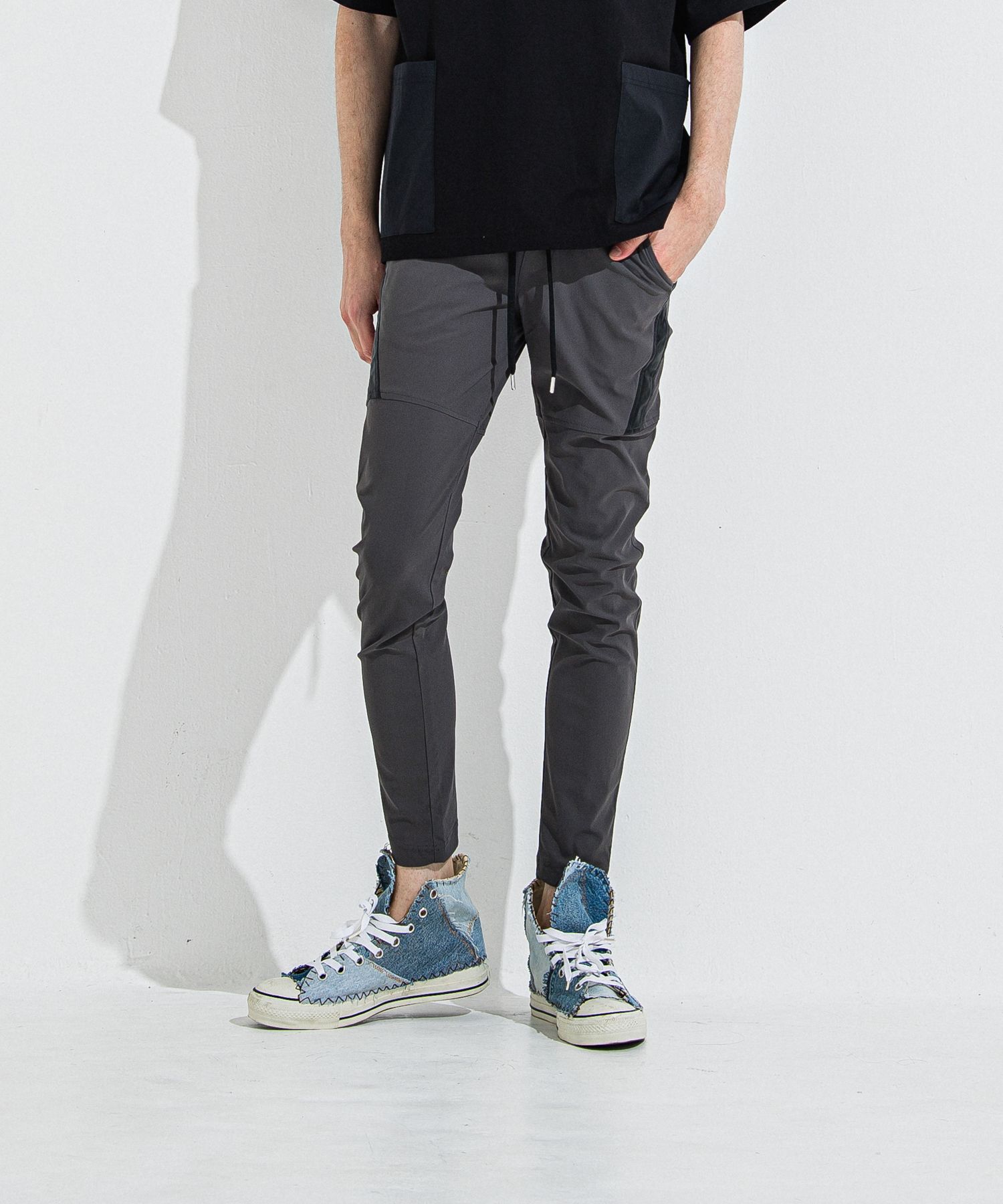 TYLER NYLON PANTS / ストレッチナイロン サイドライン タイトテーパード イージーパンツ (チャコール) (5月中旬頃入荷予定) ※オーダー締切:2月15日(日)18時