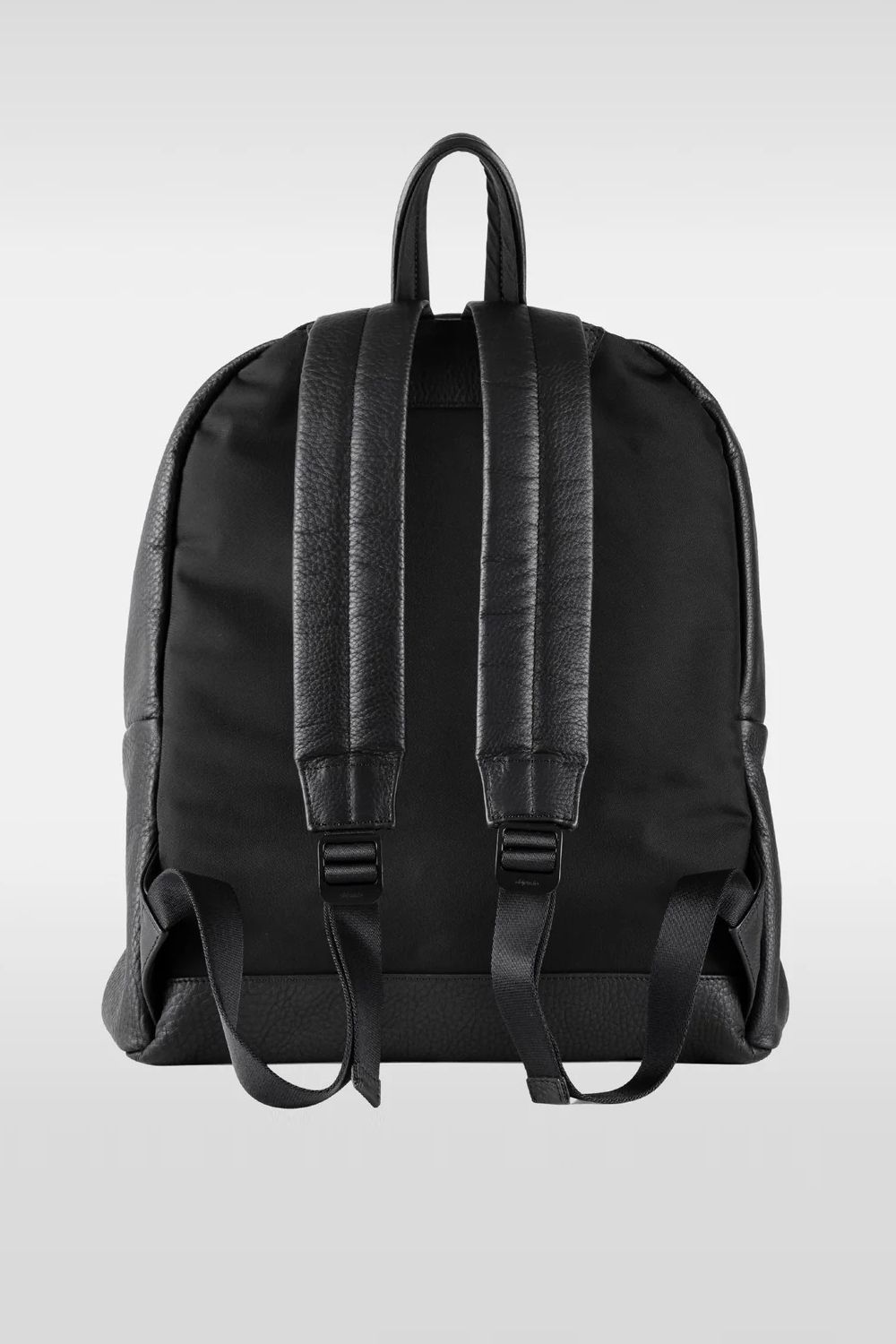 ESSENTIAL LEATHER DAYPACK MEDIUM / 防水レザー デイパック (ブラック)