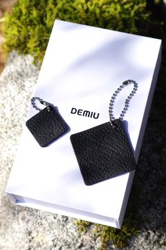 【残り1点】 DEMIU  /  VITAL MATERIAL FRAGRANCE TAG / フレグランスタグ アップサイクルレザー ブラック / シルバー