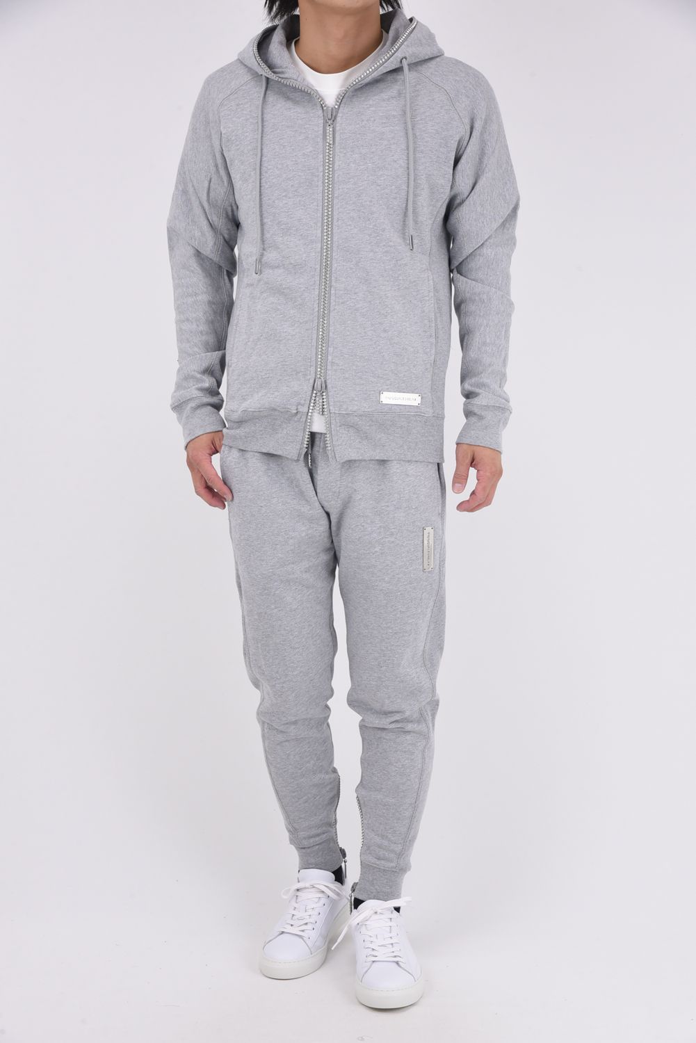 【25AW】 GLITTER ZIP + PLATE JOGGER PANTS / シルバーロゴプレートスウェットロングパンツ (グレー）