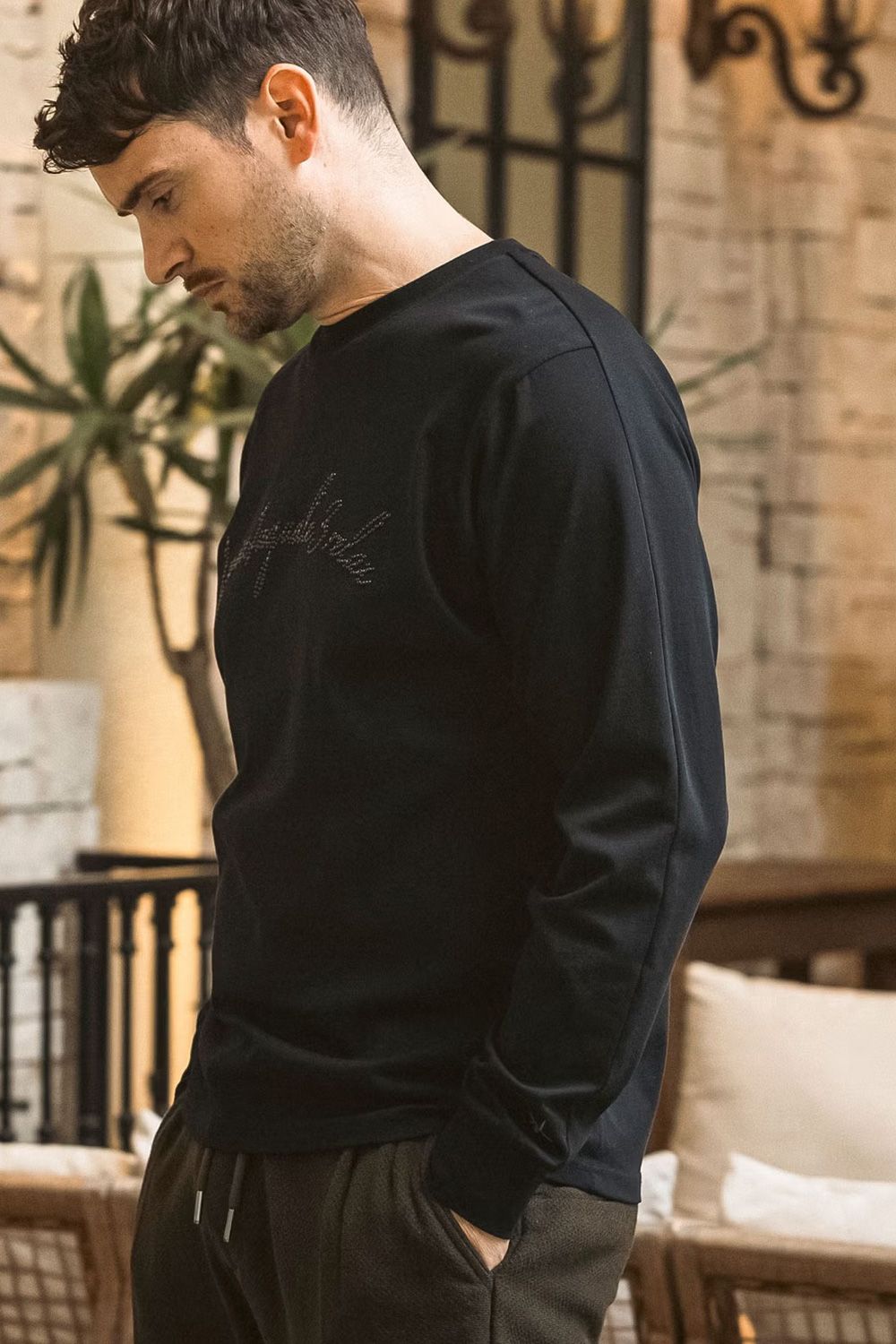 【26AW】 SCRIPT LOGO HOTFIX STUDS L/S T-SHIRT / スクリプトロゴ ホットフィックス スタッズ ロングスリーブ Tシャツ (ブラック)