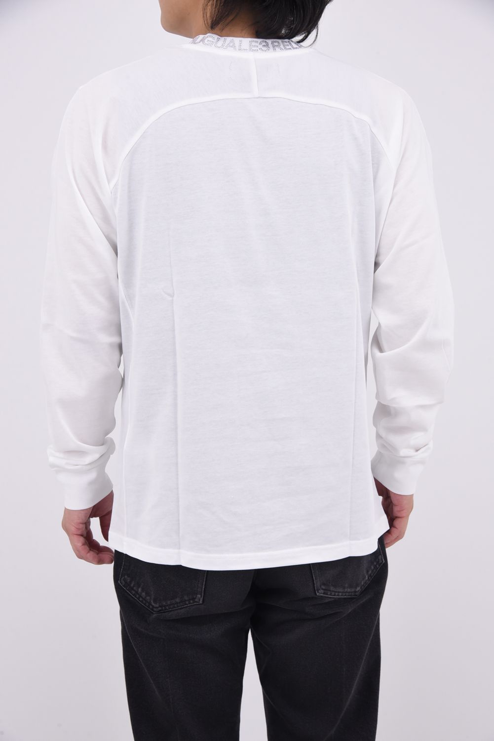 【25AW】 RHINESTONE COLLAR LONG T-SHIRT / ラインストーンネックロゴ ロングスリーブ Tシャツ (ホワイト)