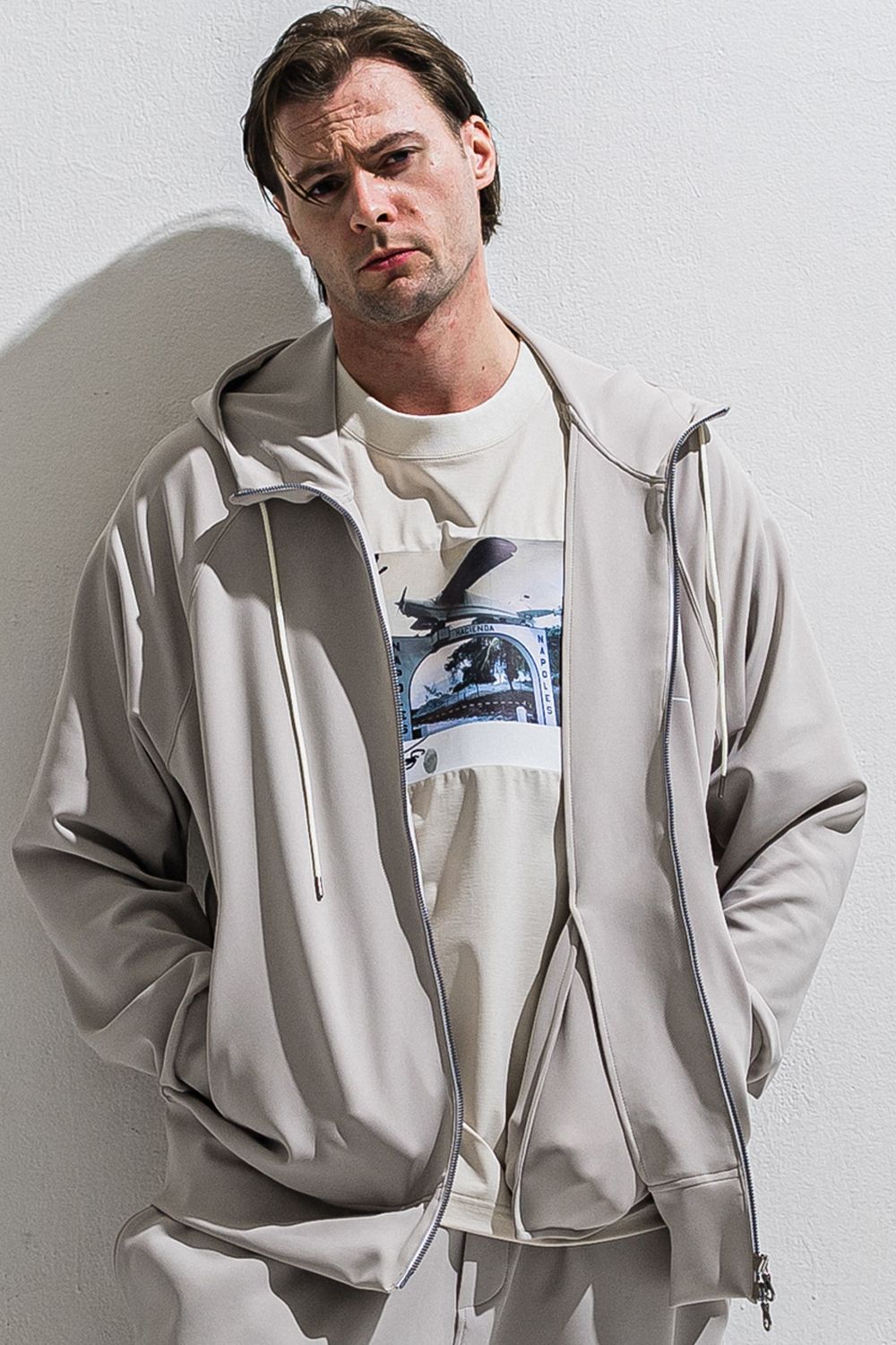 SIGN ZIP HOODIE / サインプリント ジップアップパーカー (グレージュ) (2月上旬入荷予定) ※オーダー締切12/13(土)17:00