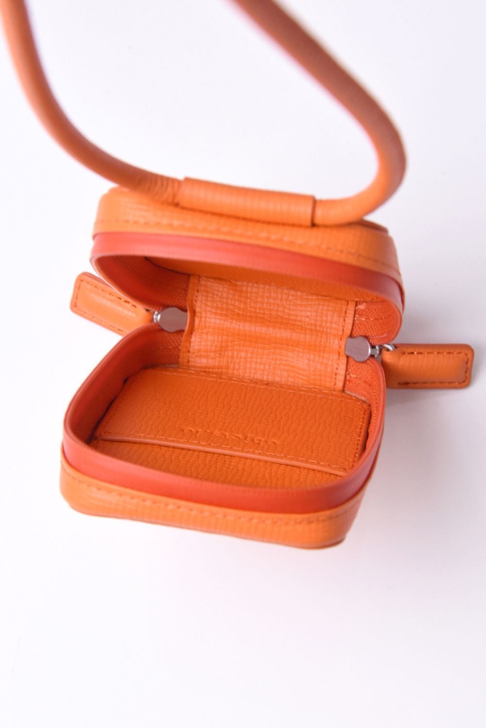 STRAPPED-ACCESSORY-MICROBAG / ストラップ付き MagSafe対応 ショルダーマイクロバッグ (キャロットオレンジ)