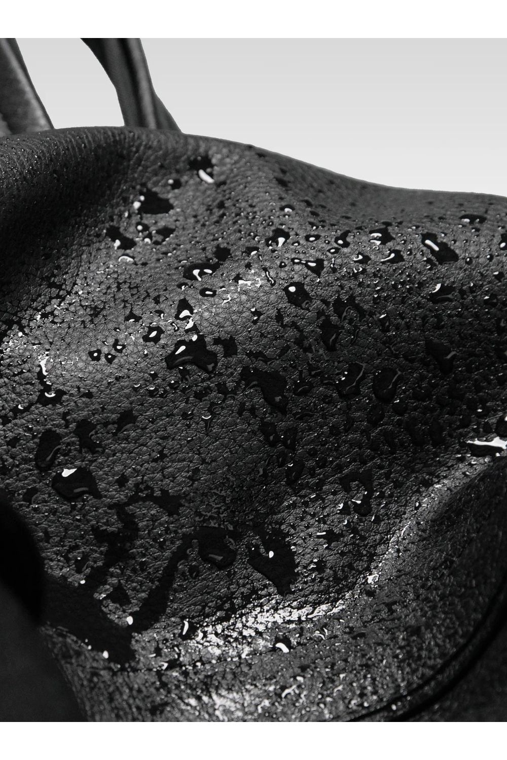 ESSENTIAL LEATHER DAYPACK MEDIUM / 防水レザー デイパック (ブラック)