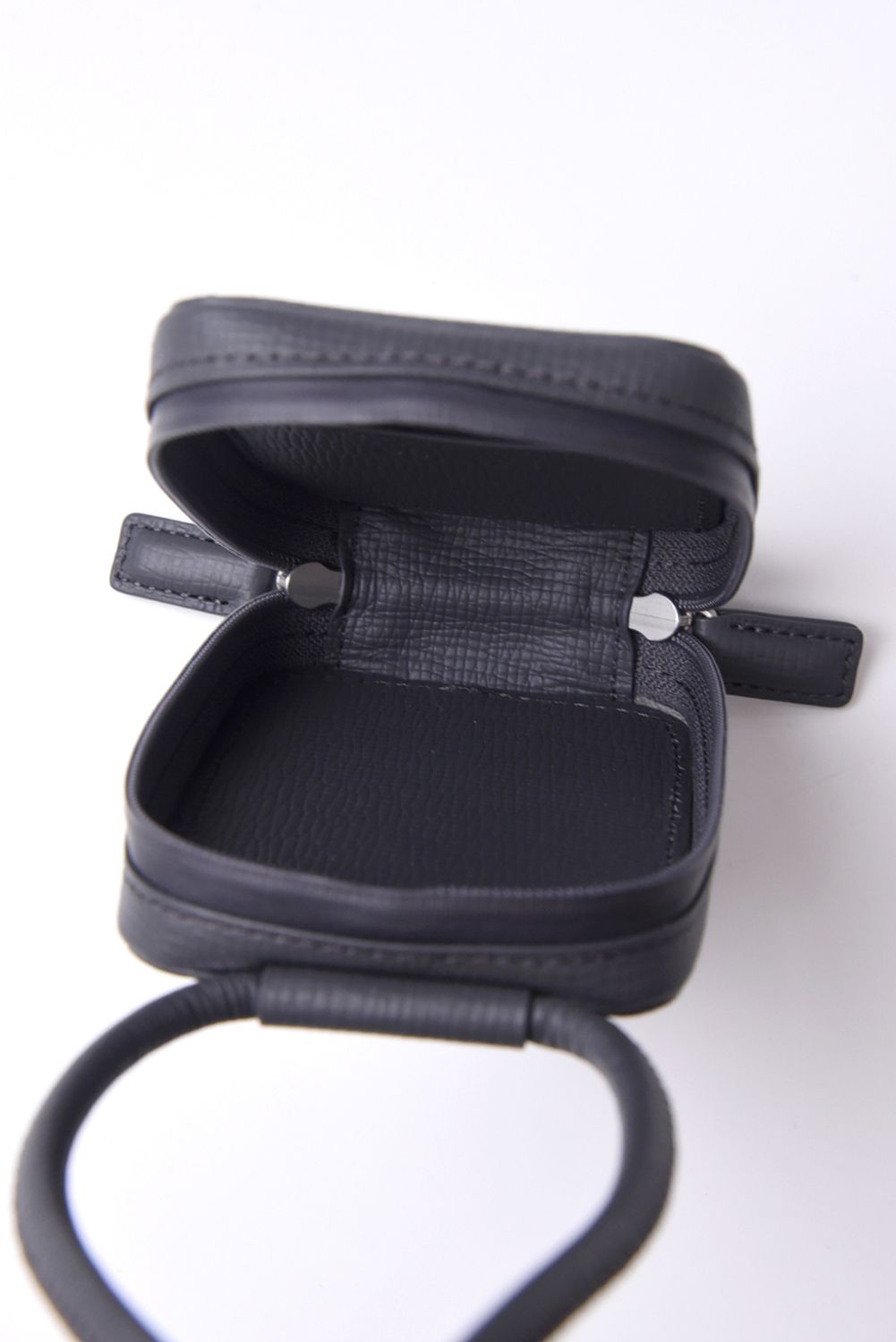 STRAPPED-ACCESSORY-MICROBAG / ストラップ付き MagSafe対応 ショルダーマイクロバッグ (グレー)