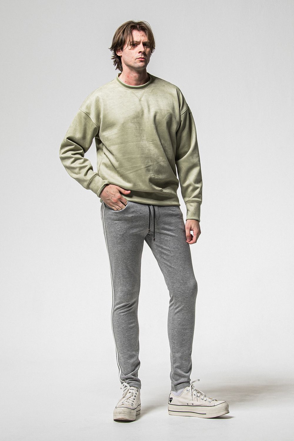 SUEDE DROP TRAINER / スウェード ロゴ ルーズ トレーナー (カーキ) (1月上旬入荷予定) ※オーダー締切：9月1日(月)18:00