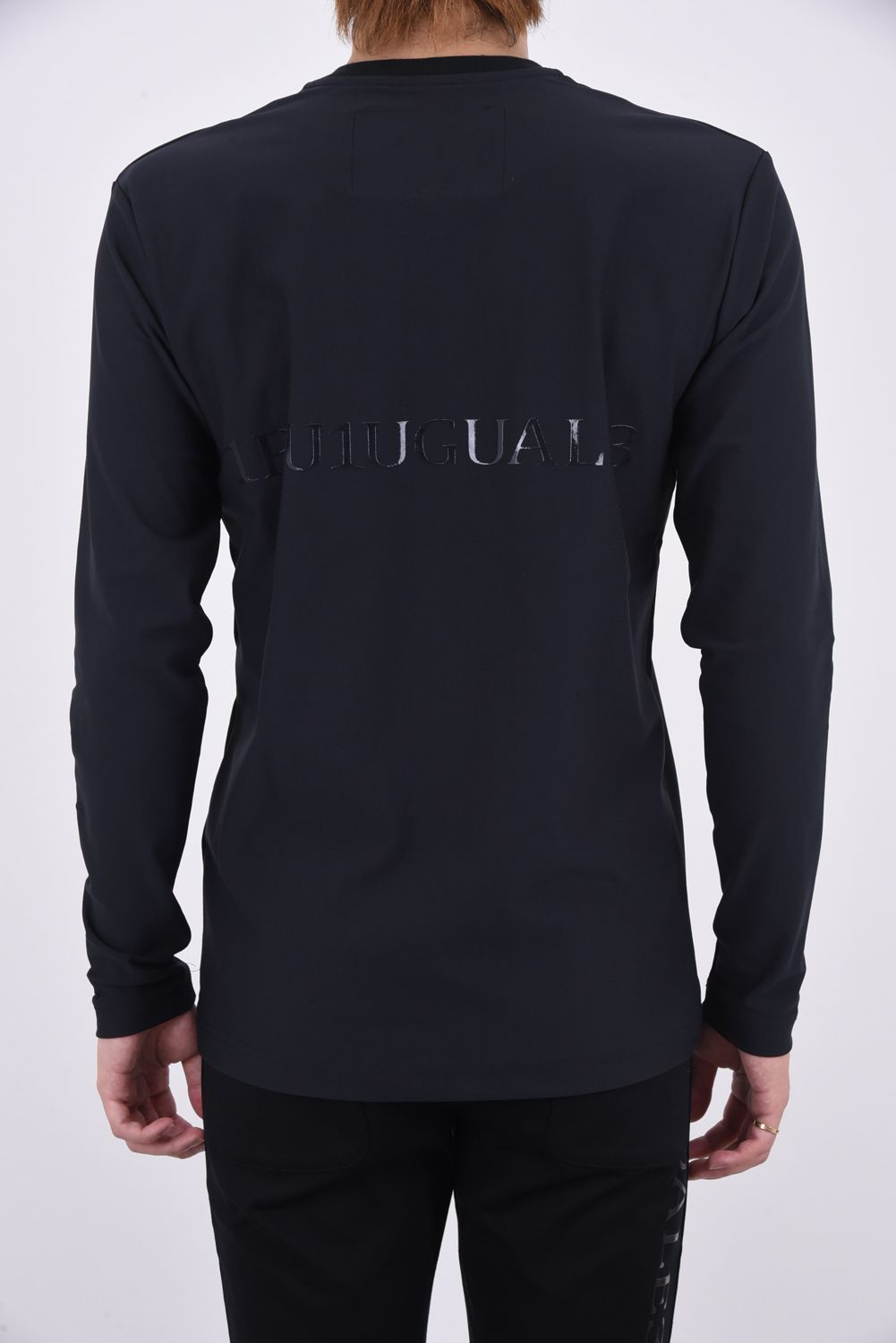 《1PIU1UGUALE3 SPORT》 113 SPORT HYBRID NECK L/S / ブランドロゴ Vネック ロングスリーブ Tシャツ ブラック