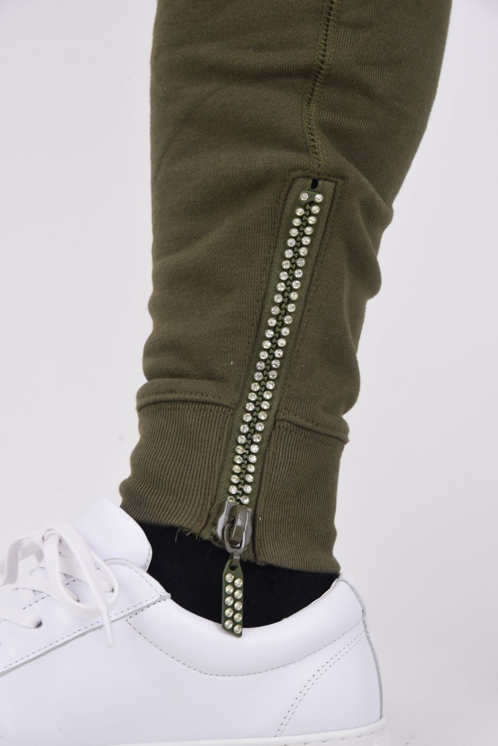 【25AW】 GLITTER ZIP + PLATE JOGGER PANTS / シルバーロゴプレートスウェットロングパンツ (カーキ）