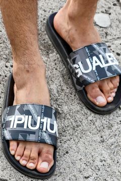 GEOMETRIC PRINT SANDALS / ジオメトリック柄 シャワーサンダル チャコール / ブラック