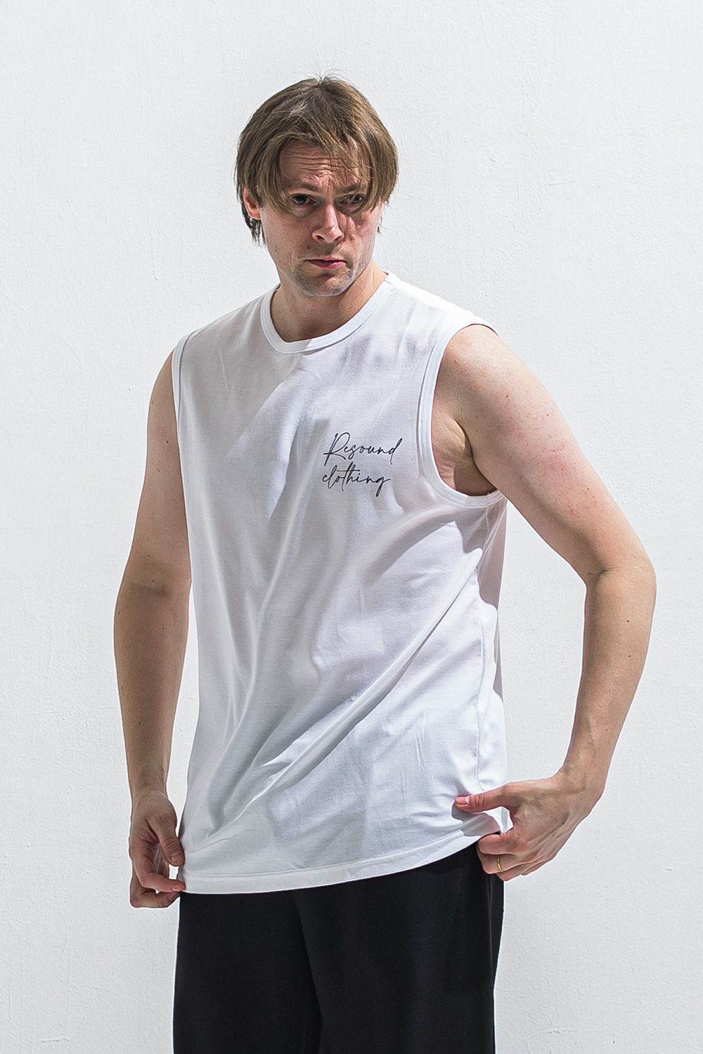 OVER NO SLEEVE / カリグラフィーロゴ オーバーサイズ ノースリーブ （ホワイト） (6月上旬入荷予定) ※オーダー締切:2月15日(日)18時