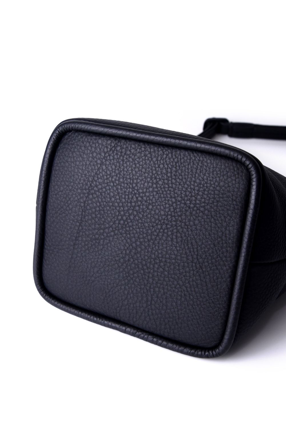 ESSENTIAL DAILY HOBO SMALL / シュリンクレザー ショルダートートバッグ (ブラック)