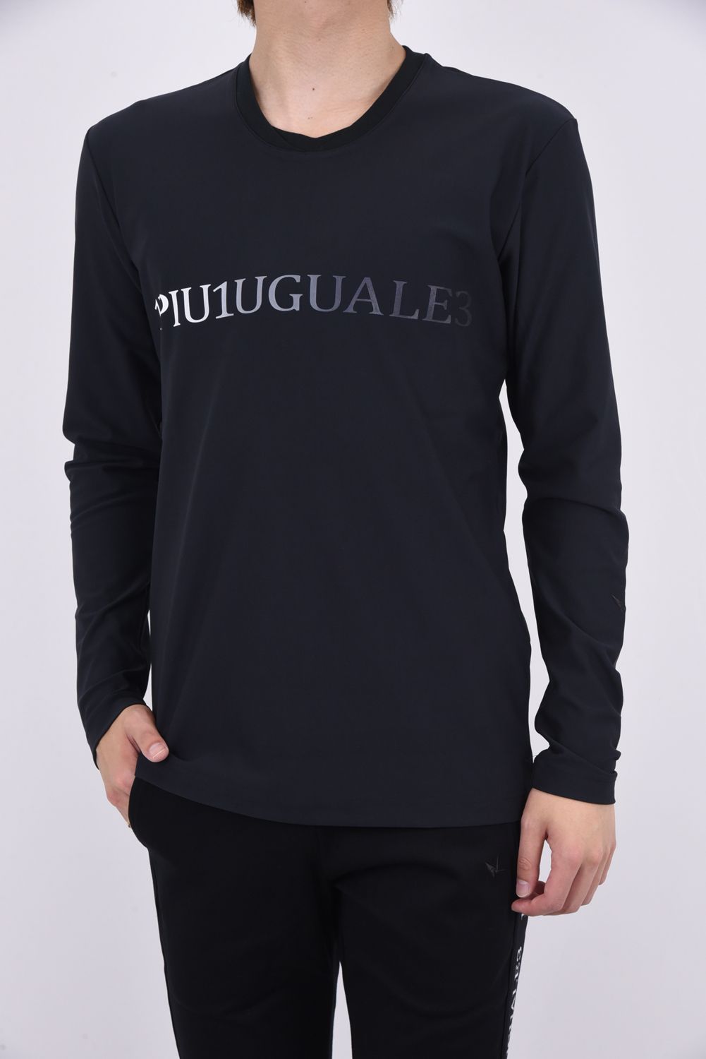 《1PIU1UGUALE3 SPORT》 113 SPORT HYBRID NECK L/S / ブランドロゴ Vネック ロングスリーブ Tシャツ ブラック