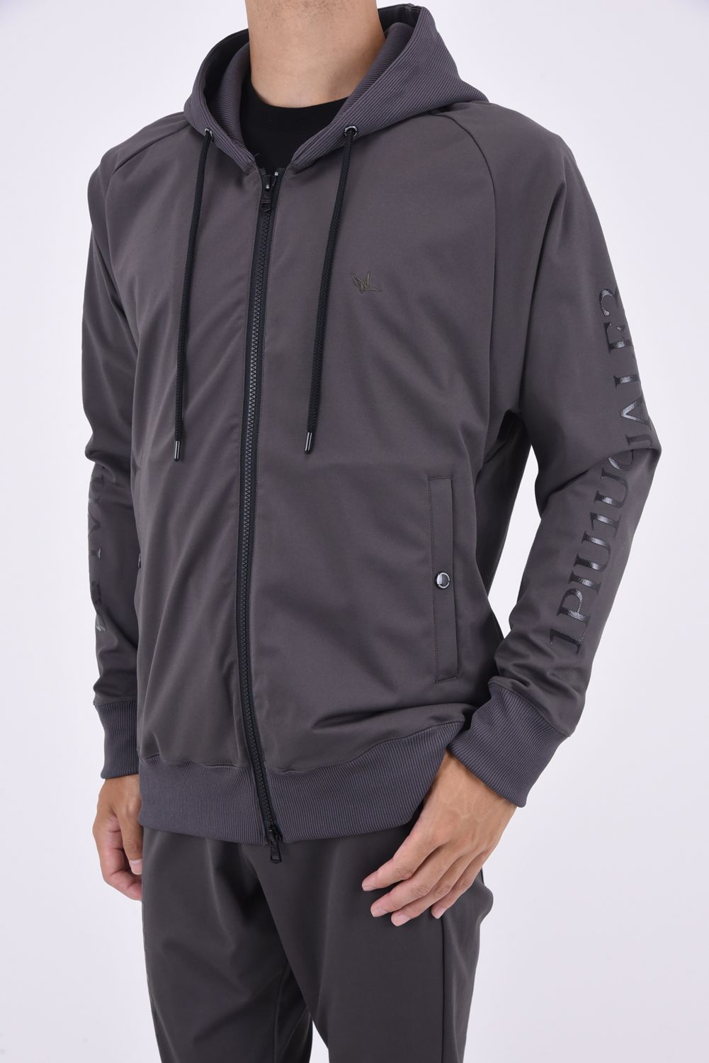 113SPORT COMFORTABLE TAG ZIP PARKA / 113ロゴ ラグランスリーブ フルジップ パーカー チャコール
