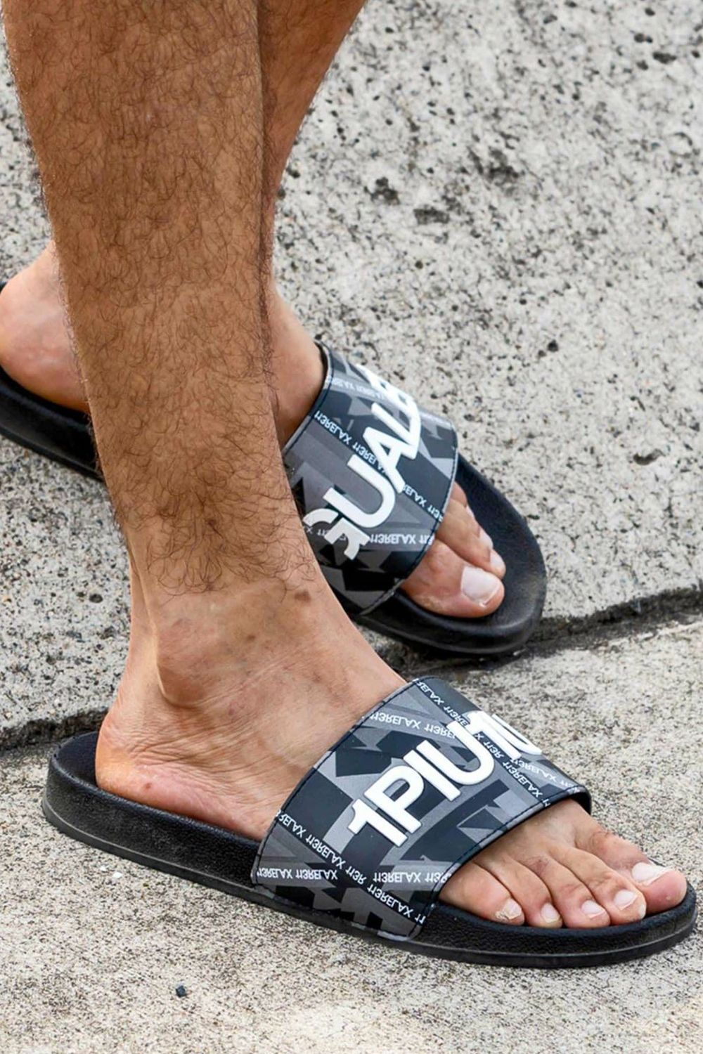 GEOMETRIC PRINT SANDALS / ジオメトリック柄 シャワーサンダル チャコール / ブラック