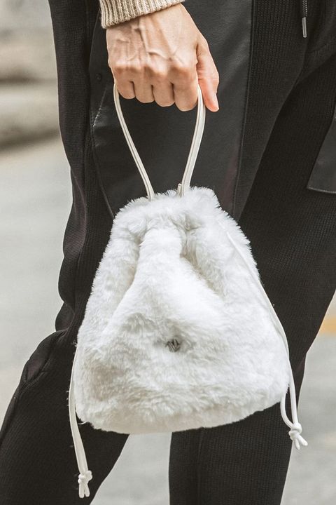 【26AW】 FUR DRAWSTRING BAG / ファー ドローストリング バッグ (ホワイト)