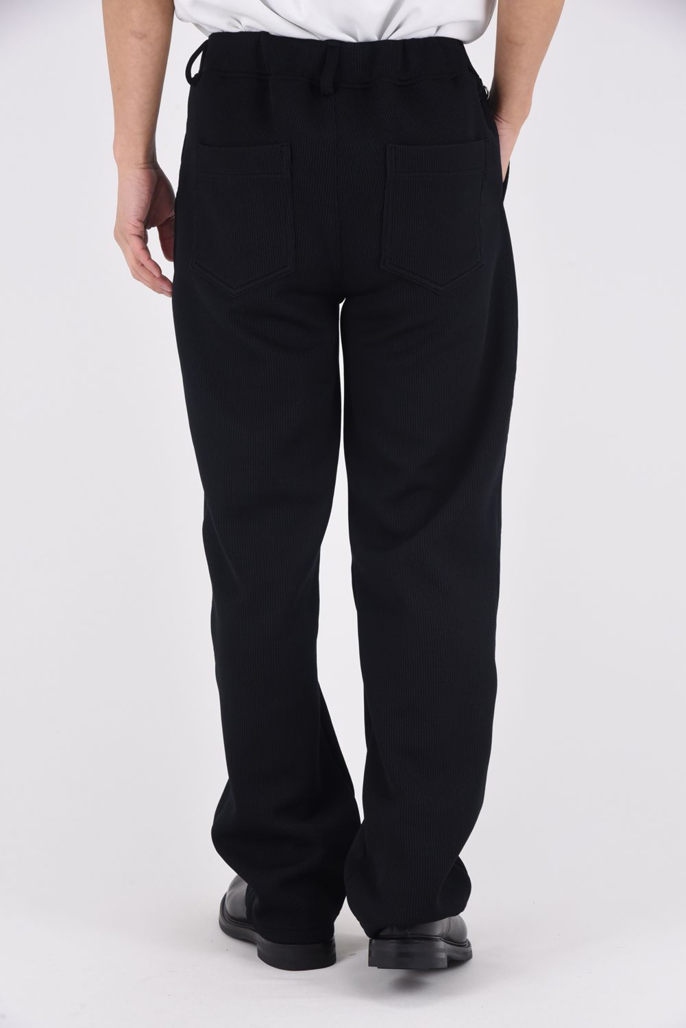 【26SS 39th】 AZE WIDE TUCK PANTS / 畔編みニット生地 セミワイドシルエット イージータックパンツ (ブラック)