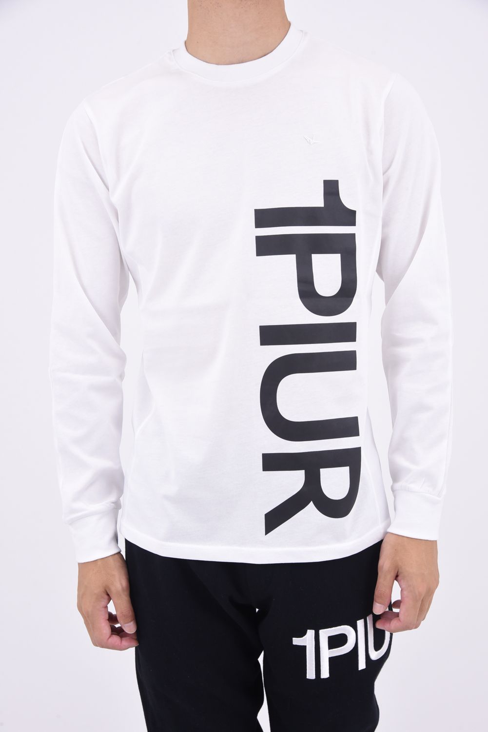 1PIU1UGUALE3 RELAX - VERTICAL LOGO LONG-SLEEVED T-SHIRT / 縦ロゴ