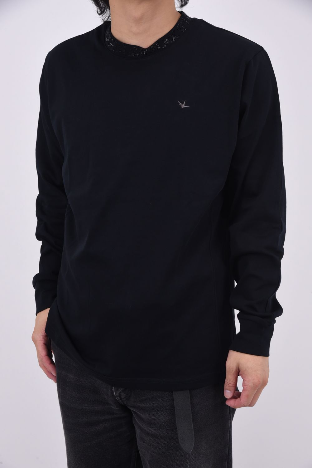 【25AW】 RHINESTONE COLLAR LONG T-SHIRT / ラインストーンネックロゴ ロングスリーブ Tシャツ (ブラック)