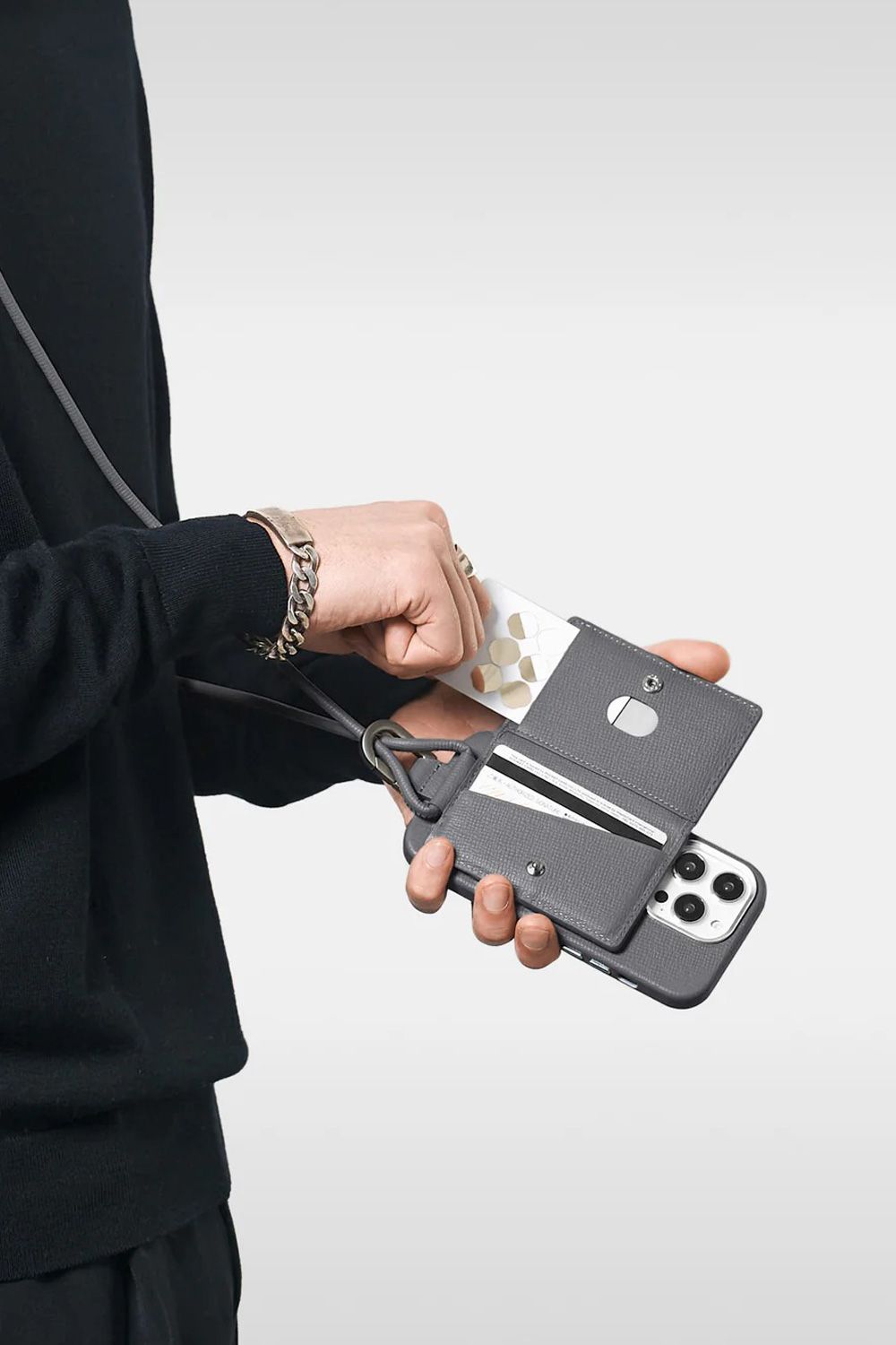 STRAPPED-ACCESSORY-CARDCASE / ストラップ付き MagSafe対応 ショルダーカードケース (グレー)